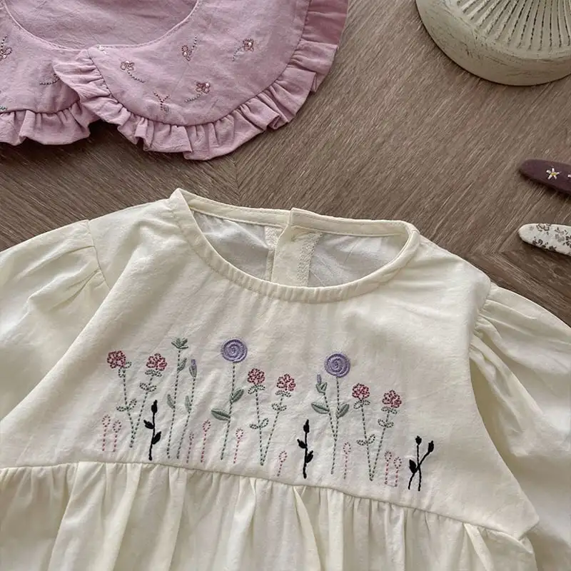 【66-90】春新作可愛い小花刺しゅうカラー付きロンパース