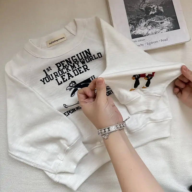 【90-140】春新作レトロペンギン刺しゅう配色英字ロゴトレーナー