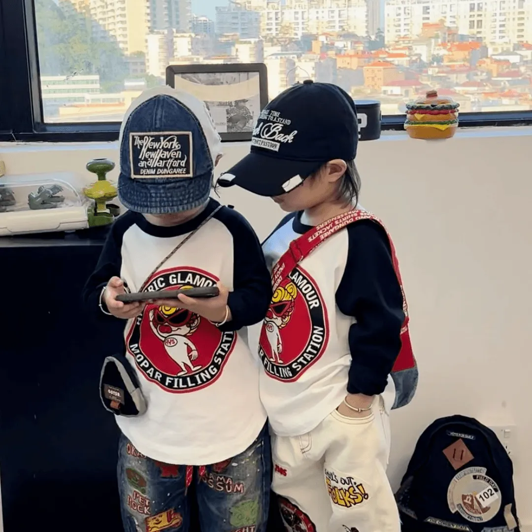 【90-160cm】絶対見逃さないで カラフル カジュアル ファッション 男の子 女の子 長袖 Ｔシャツ