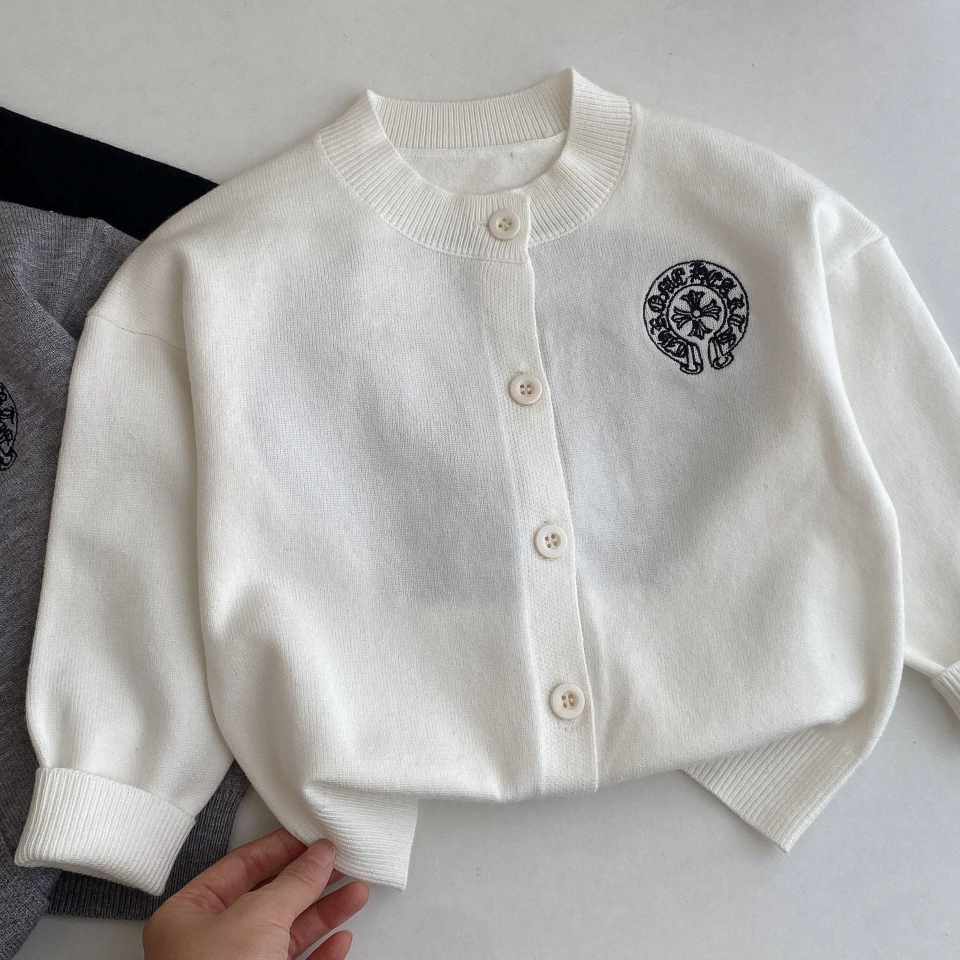 【100-150cm】今季大注目 トレンド 刺繍 アルファベット ニット カーディガン
