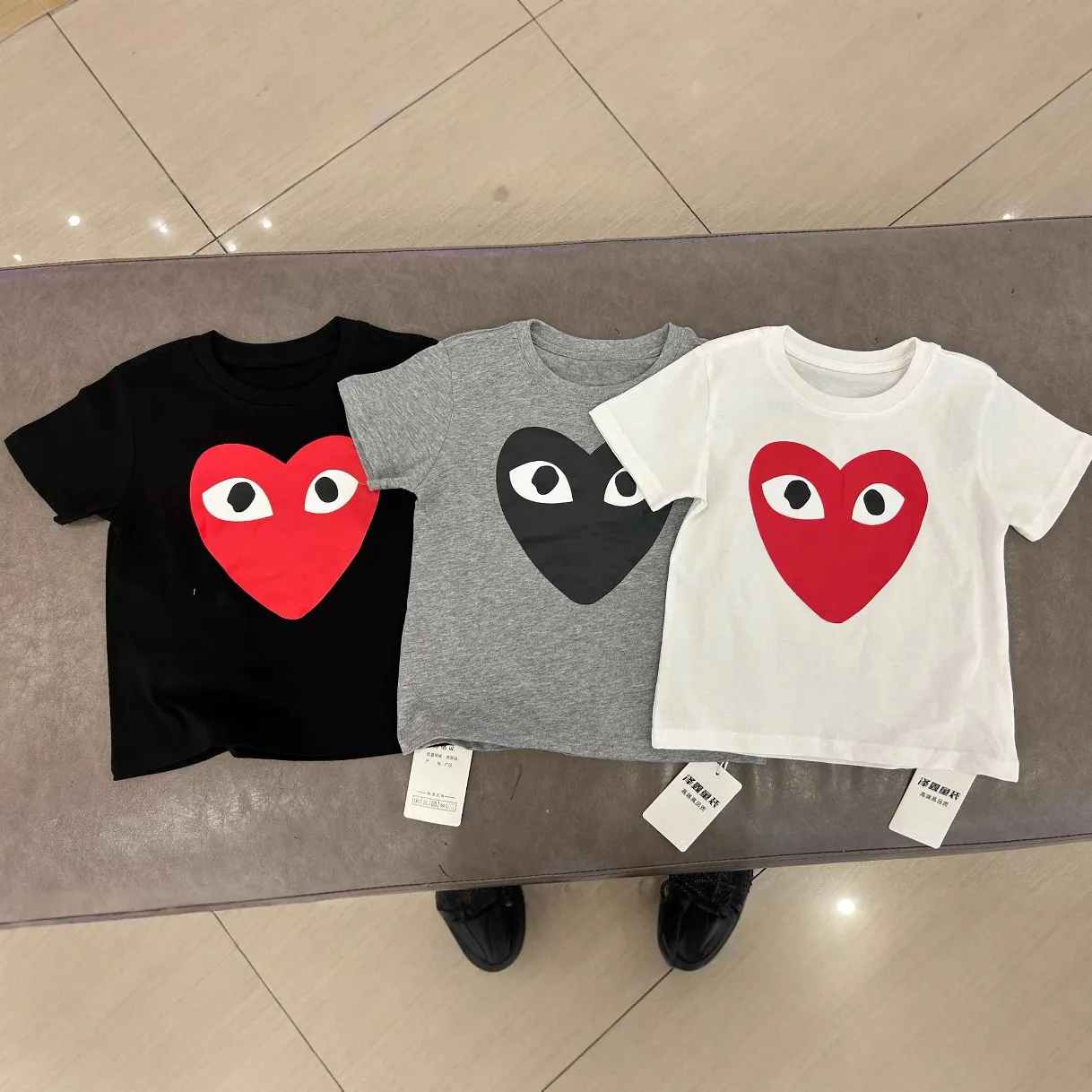 【90-160cm】存在感アップ  大注目 カジュアル ハート柄 男女限らず 半袖 Ｔシャツ