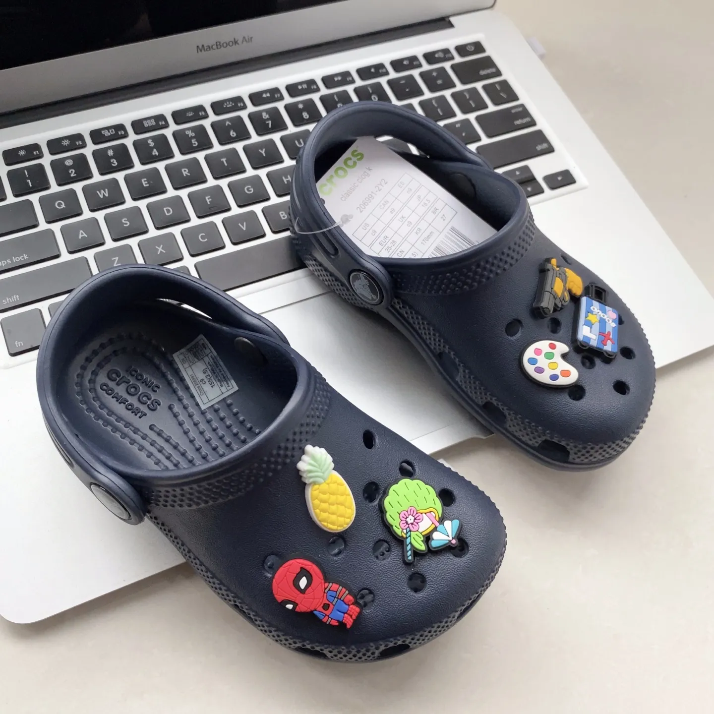 オリジナルコーデを楽しもう 柔らかくて軽い素材 ランダムチャーム付き クロッグタイプサンダル