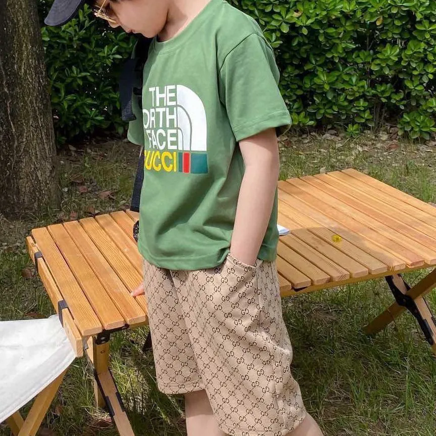【90-160cm】二点セット 話題沸騰中 質感のいい  カジュアル 半袖Ｔシャツ＋ショートパンツ セットアップ