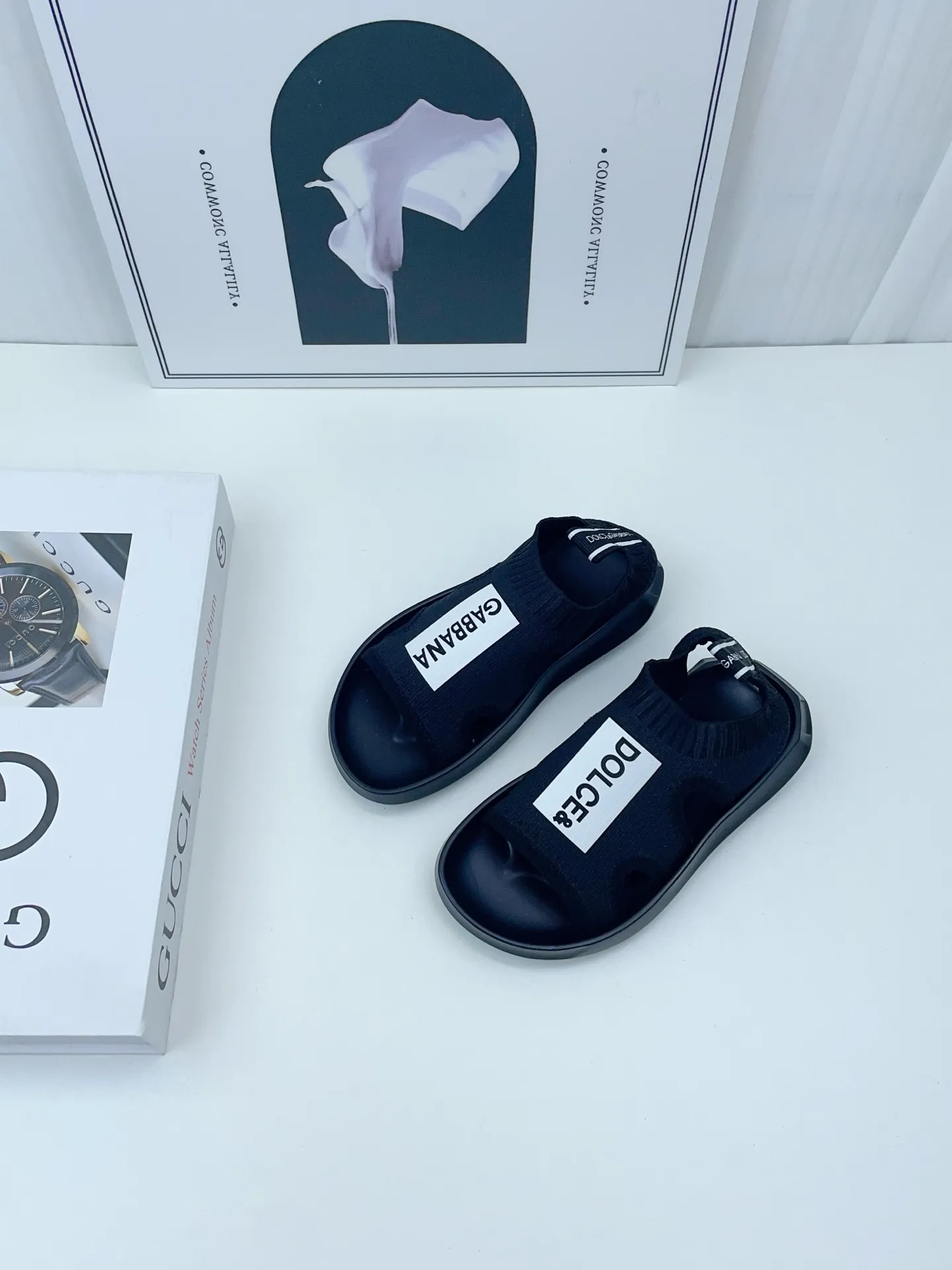 絶対見逃さないで ニット素材 ロゴ入り オープントゥ キッズ サンダル