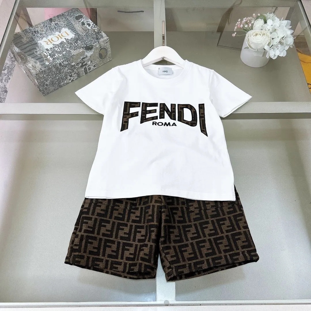 【90-160cm】二点セット ママたちに大好評 売れ筋 スポーティ 快適 半袖Ｔシャツ+ショートパンツ セットアップ