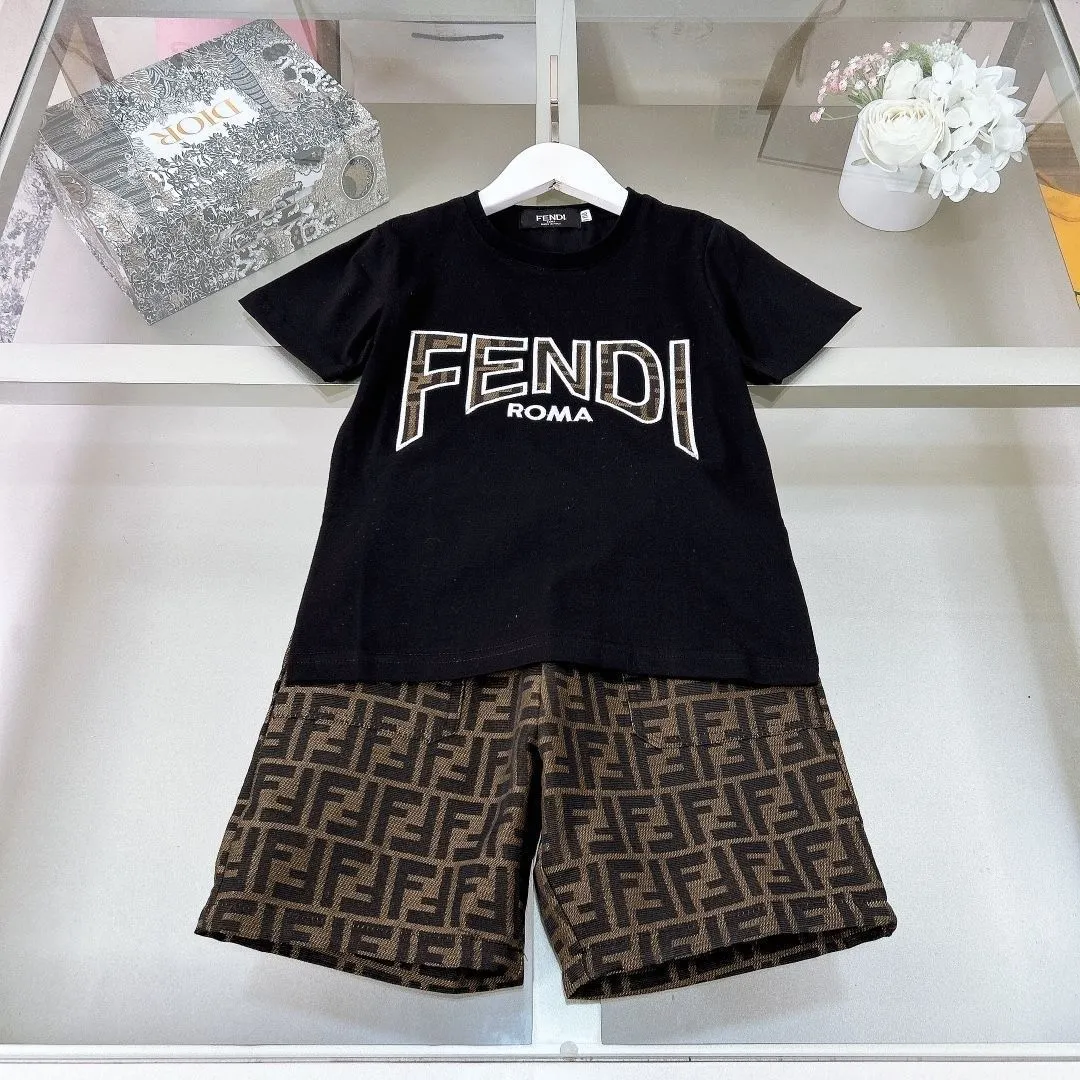 【90-160cm】二点セット ママたちに大好評 売れ筋 スポーティ 快適 半袖Ｔシャツ+ショートパンツ セットアップ