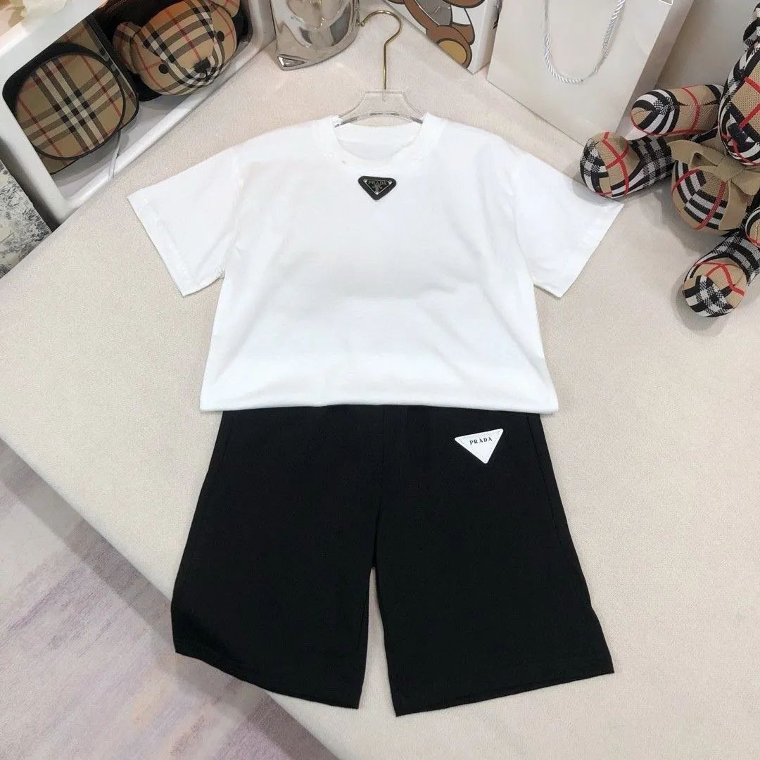 【90-160cm】二点セット リラックス感ある 大人気 シンプル 半袖Ｔシャツ+ショートパンツ セットアップ