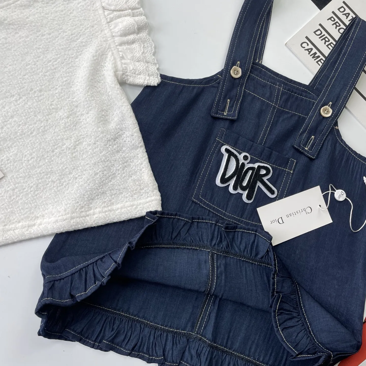 【90-140cm】好感度UP ガーリー カジュアル かわいい 女の子 フリル袖Tシャツ+デニムサロペットスカート セット