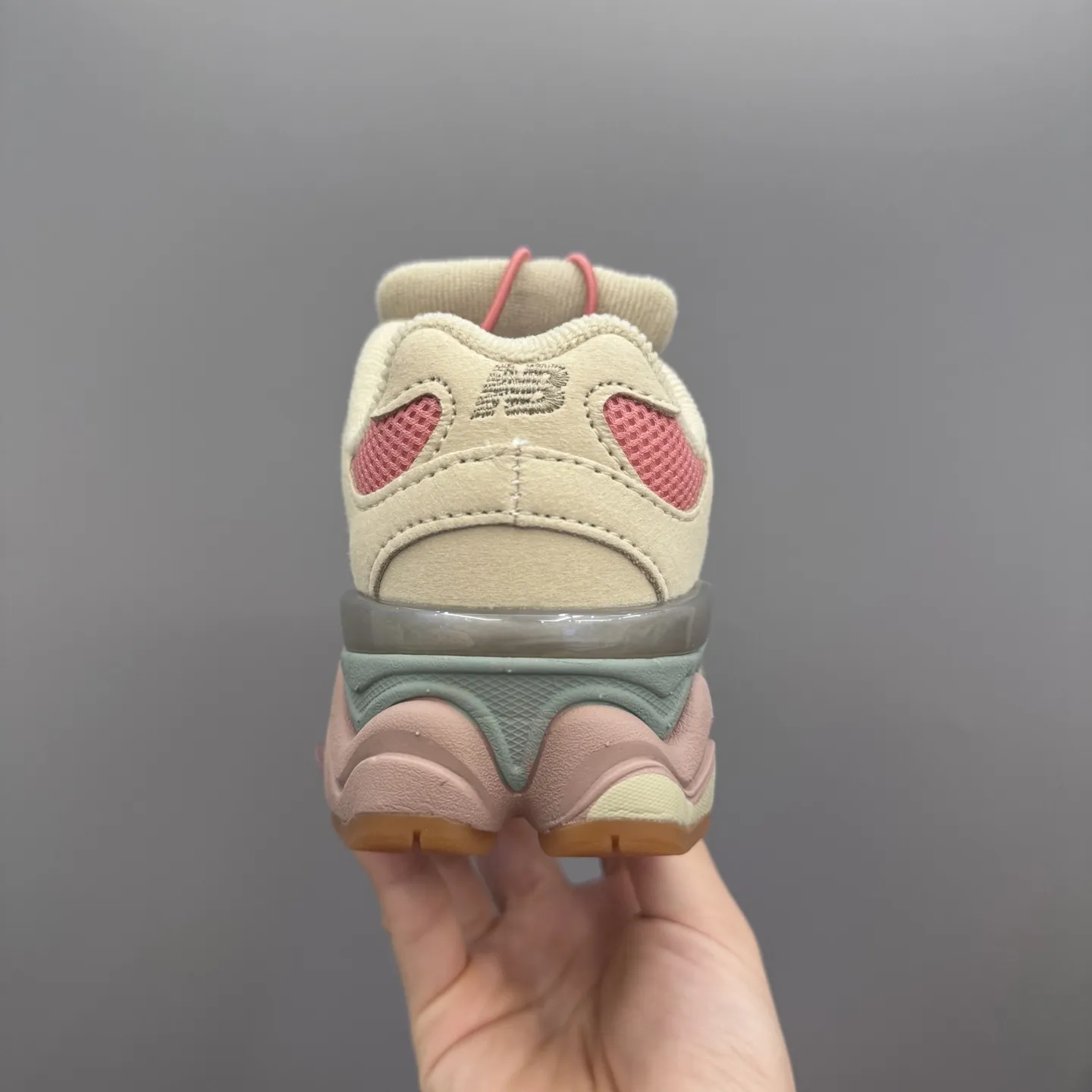 足にフィットする 滑りにくい靴底 履きやすい 幼稚園におすすめ 軽量タイプ シューズ