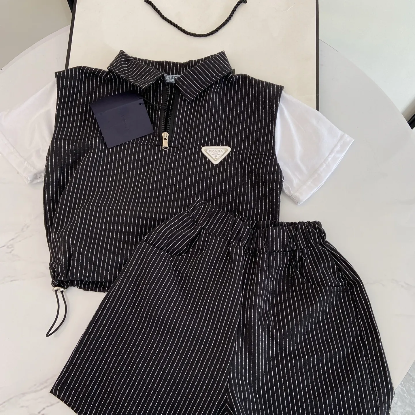 【90-150cm】二点セット 夏にぴったり カジュアル カッコイイ 男の子 半袖Ｔシャツ+ショートパンツ セットアップ