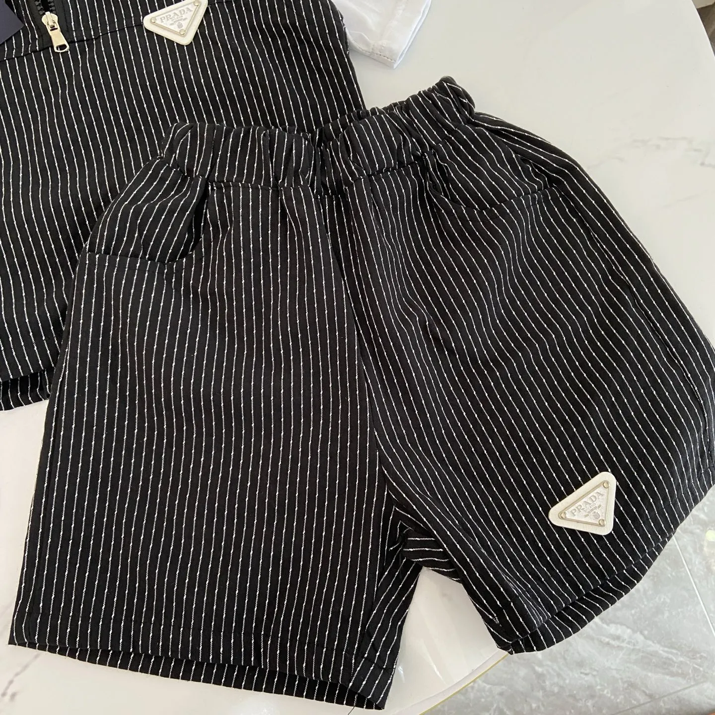 【90-150cm】二点セット 夏にぴったり カジュアル カッコイイ 男の子 半袖Ｔシャツ+ショートパンツ セットアップ