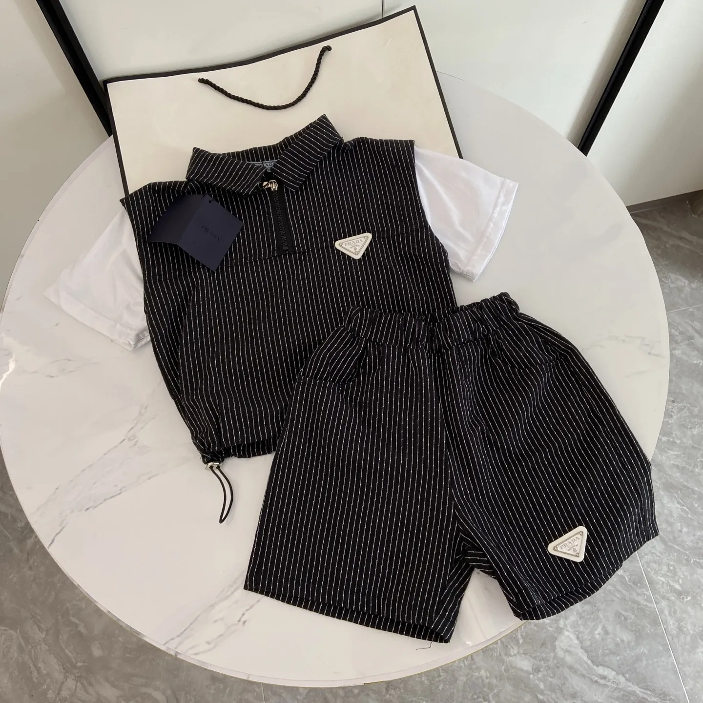 【90-150cm】二点セット 夏にぴったり カジュアル カッコイイ 男の子 半袖Ｔシャツ+ショートパンツ セットアップ