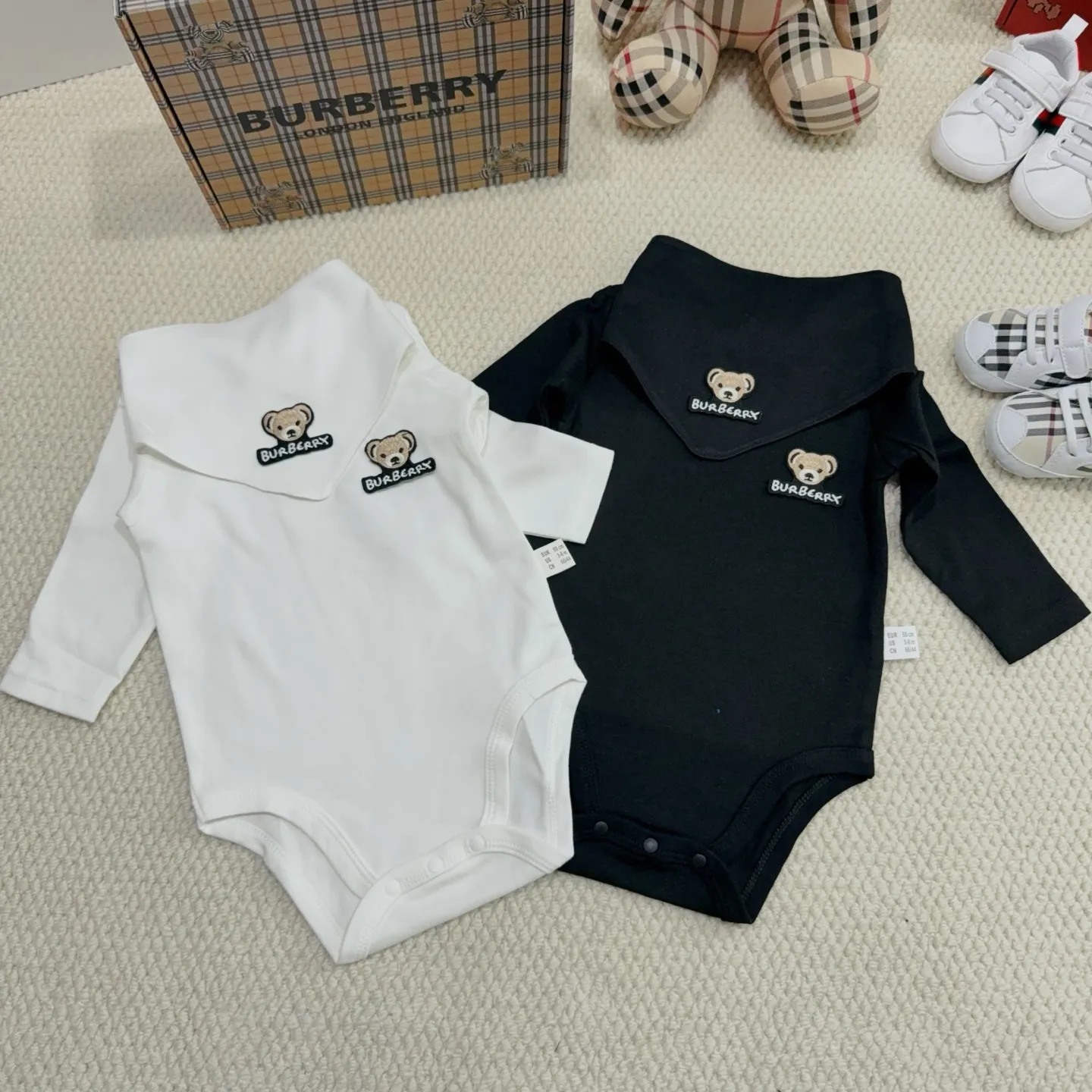 【59-90cm】三点セット ママたちに大好評 高品質 シンプル 着心地抜群 ロンパース+帽子+お食事スタイ セットアップ