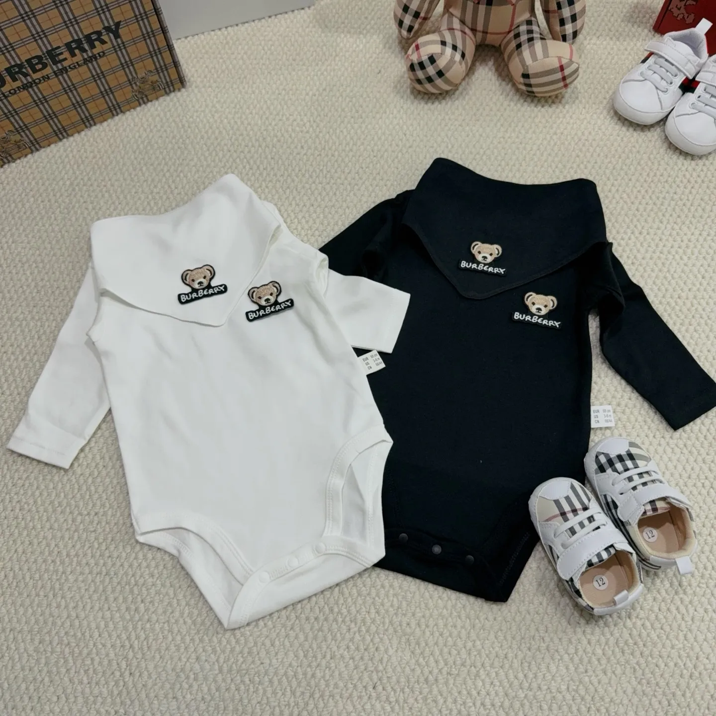 【59-90cm】三点セット ママたちに大好評 高品質 シンプル 着心地抜群 ロンパース+帽子+お食事スタイ セットアップ