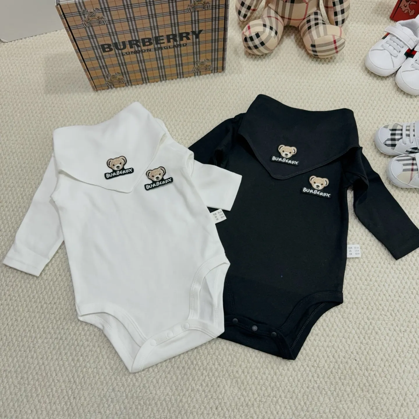 【59-90cm】三点セット ママたちに大好評 高品質 シンプル 着心地抜群 ロンパース+帽子+お食事スタイ セットアップ