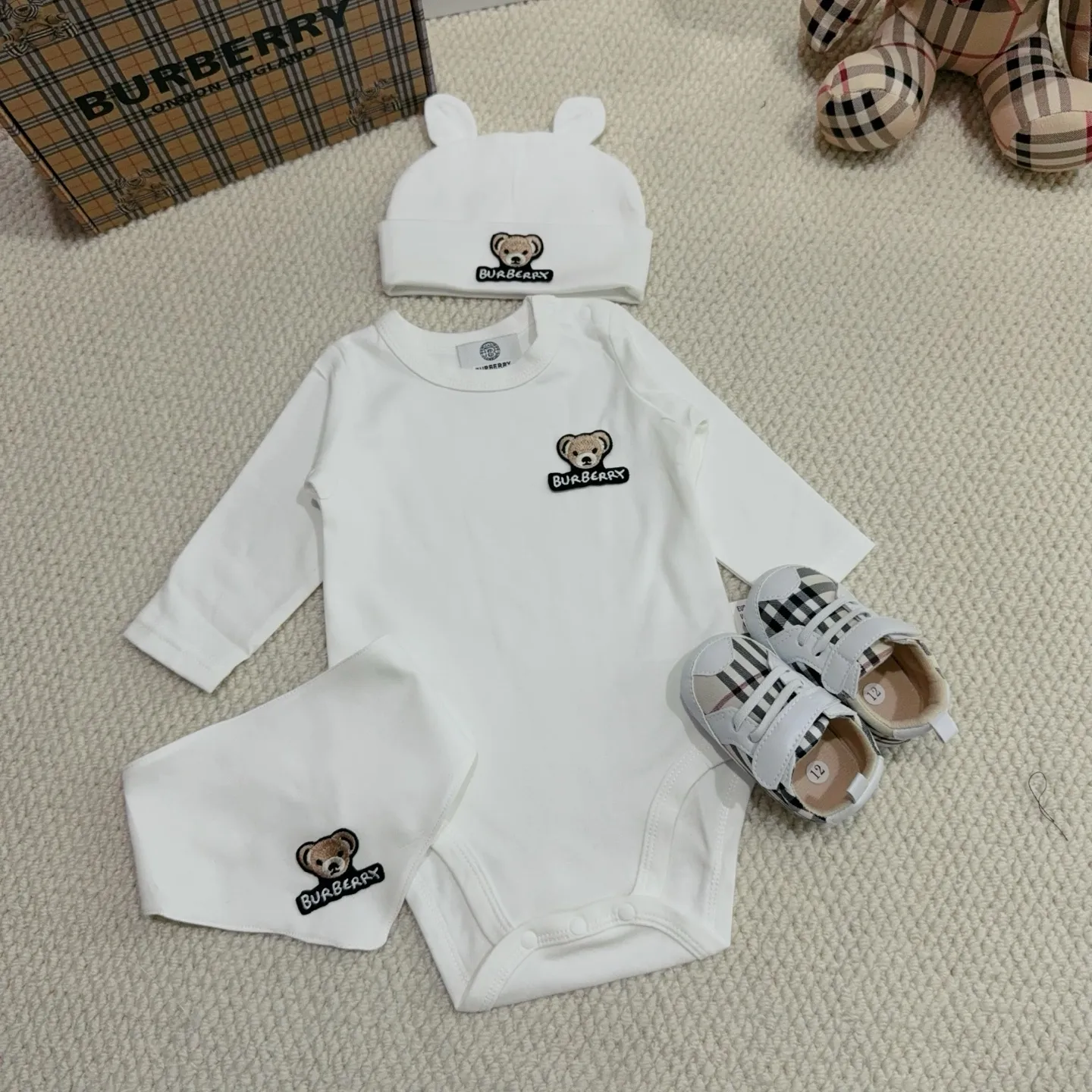 【59-90cm】三点セット ママたちに大好評 高品質 シンプル 着心地抜群 ロンパース+帽子+お食事スタイ セットアップ