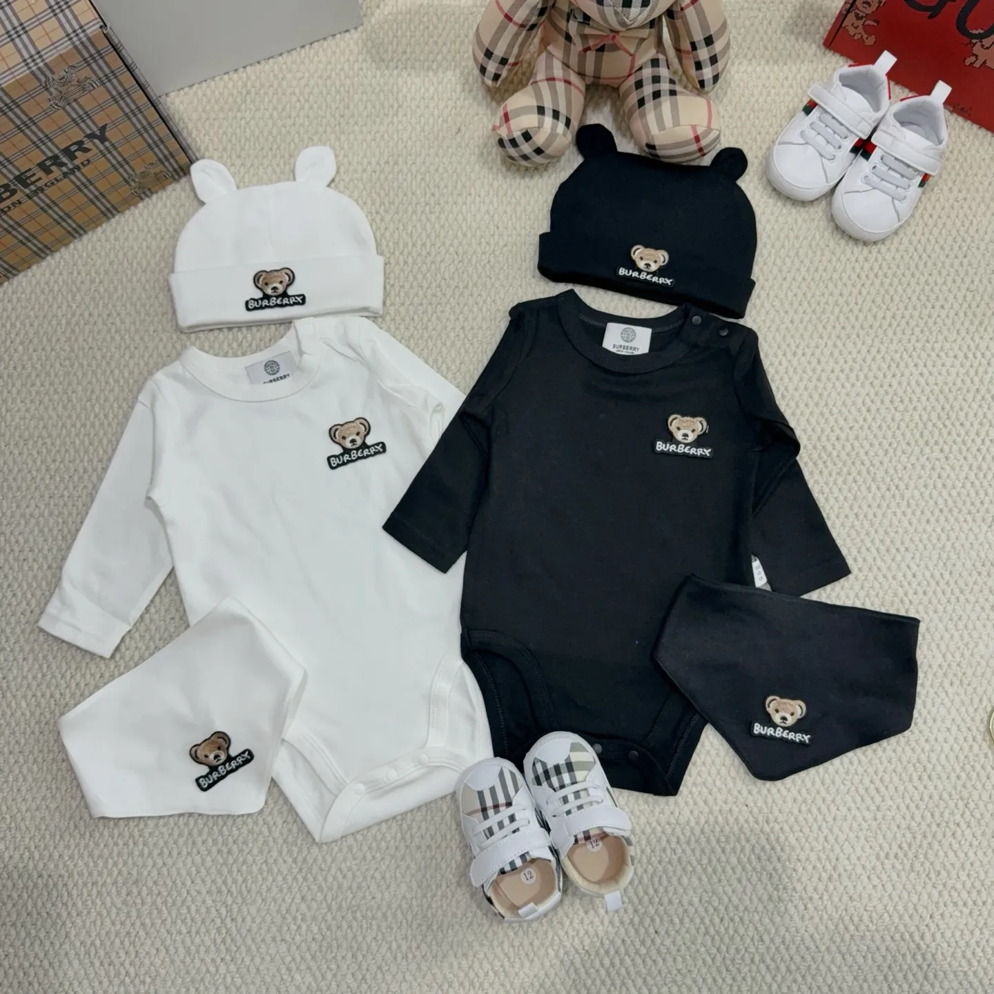 【59-90cm】三点セット ママたちに大好評 高品質 シンプル 着心地抜群 ロンパース+帽子+お食事スタイ セットアップ